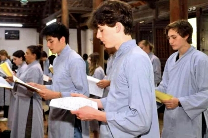 Chùm ảnh Phật tử phương Tây mặc áo tràng áo lam đến chùa tu tập